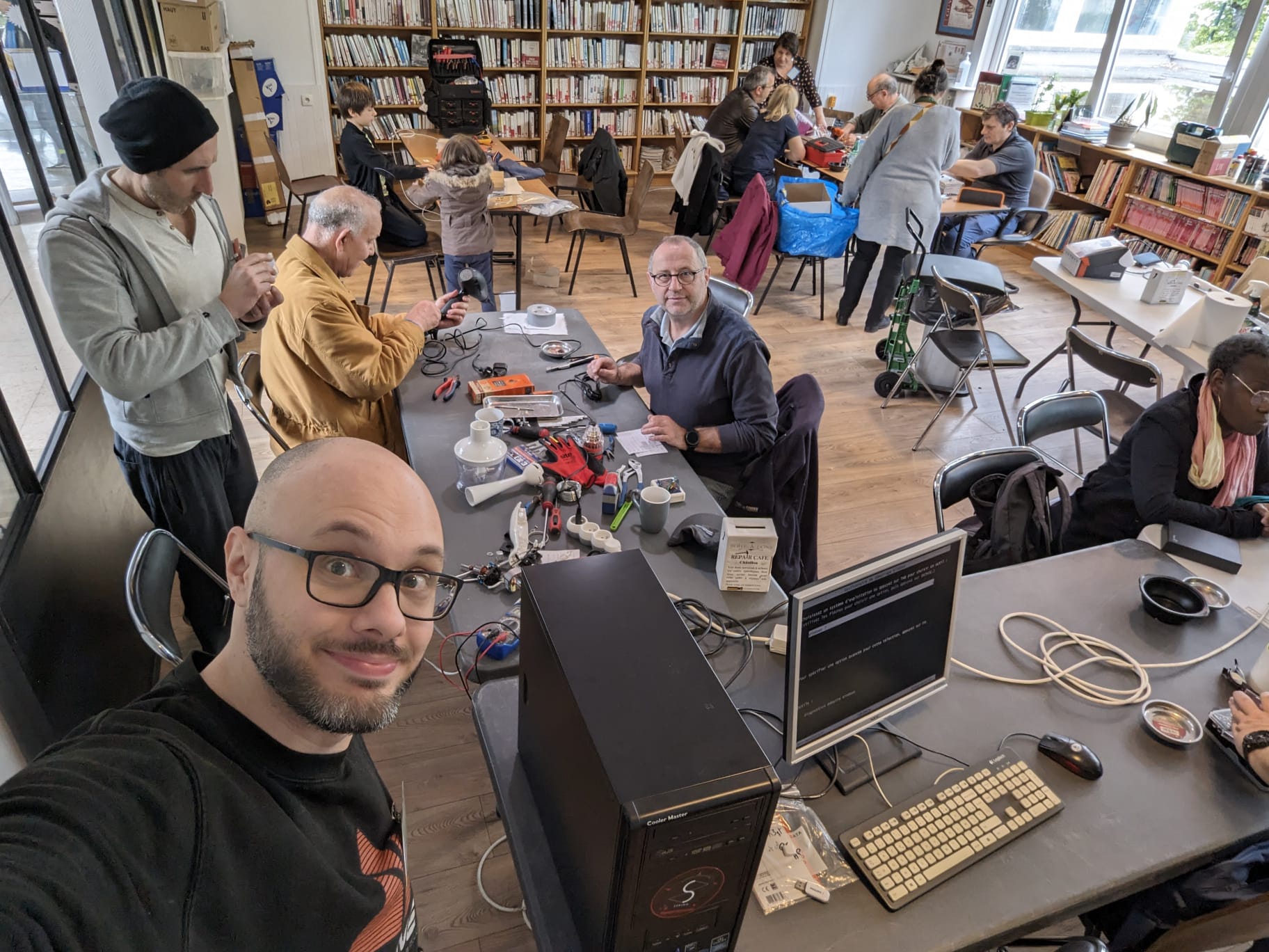 L'équipe et les participants en pleine activité informatique et réparation